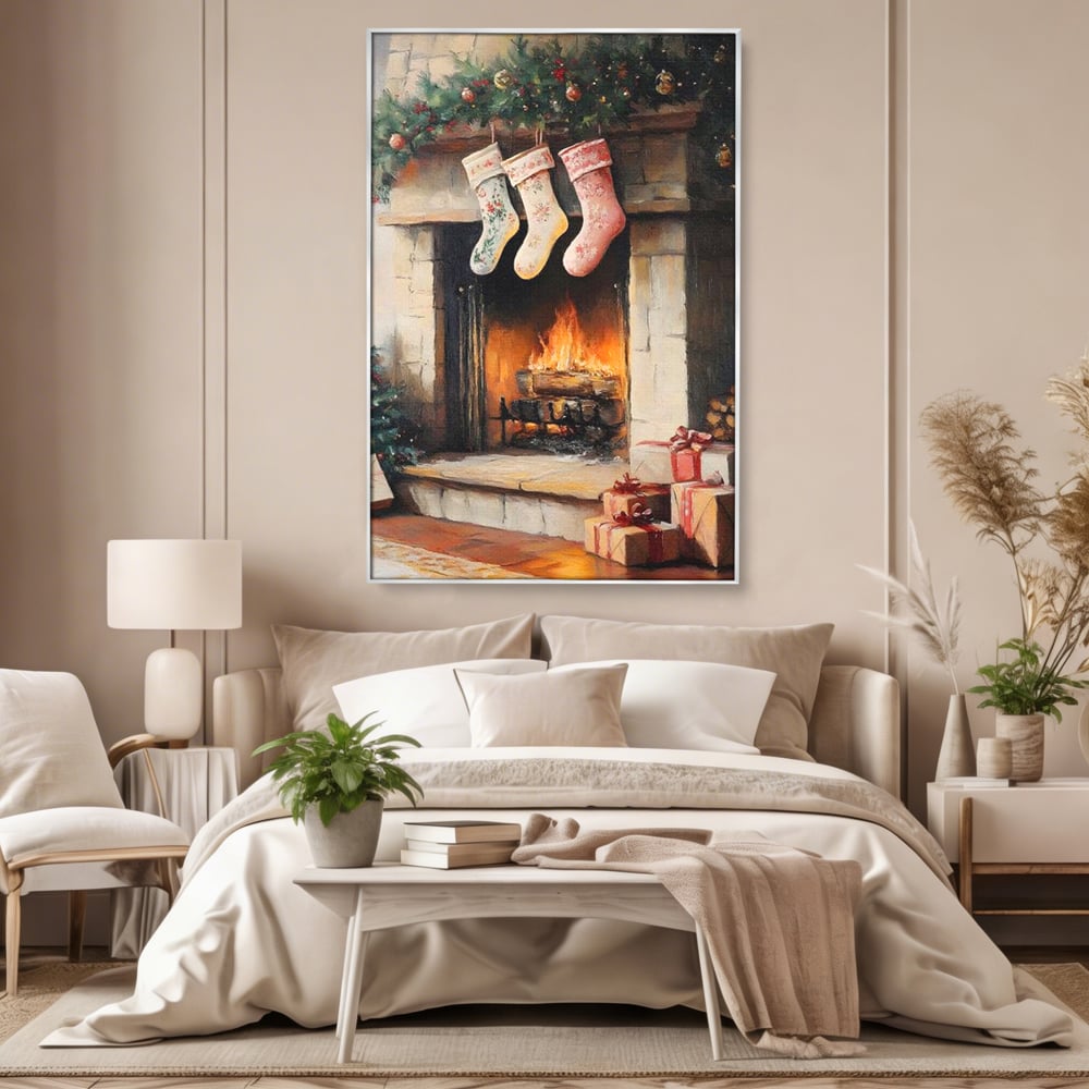 Tablou canvas cu tablou canvas cu semineu si ciorapi de craciun, in rama de aluminiu argintiu, pe perete intr-un dormitor